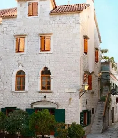 Vanjaka 住宿加早餐酒店 特罗吉尔